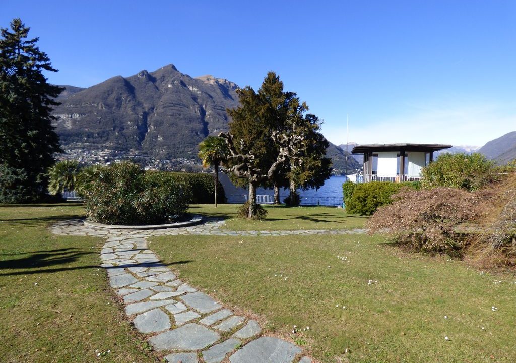 Villa Fronte Lago con parco