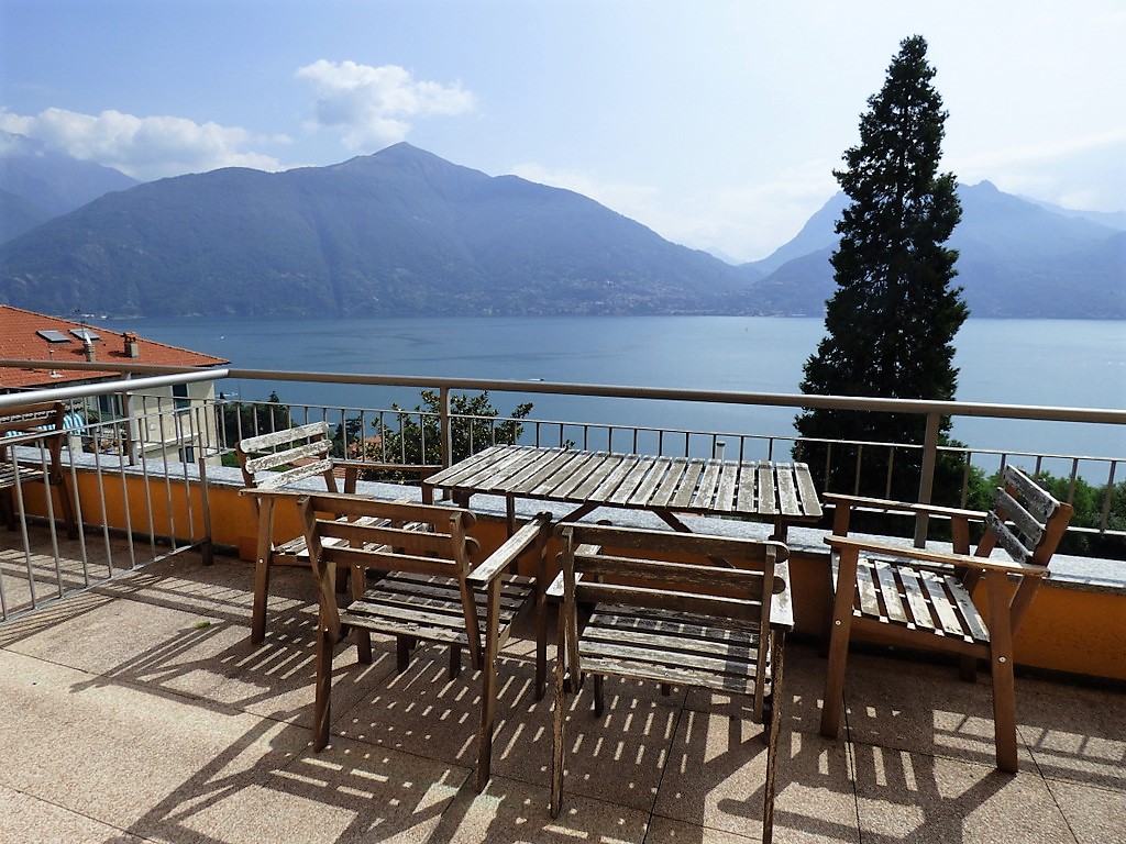 San siro appartamenti con piscina, terrazzo e vista lago Terrazzo con piscina