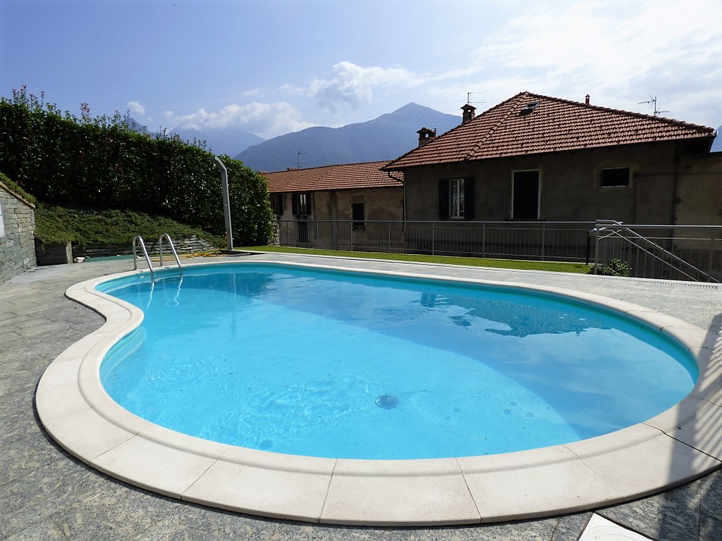 San siro appartamenti con piscina, terrazzo e vista lago Terrazzo con piscina