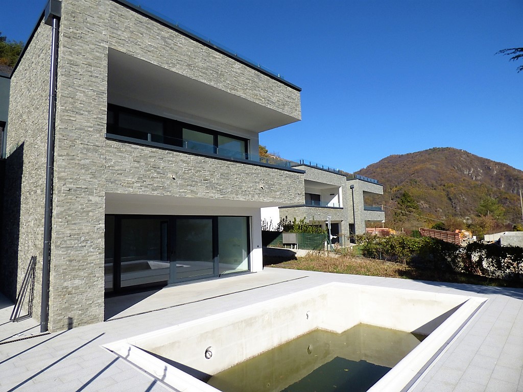 Lago di como menaggio villa moderna con piscina Villa moderna con piscina