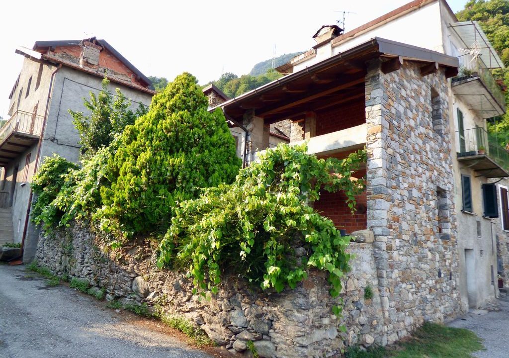 Gravedona ed Uniti Casa in sasso