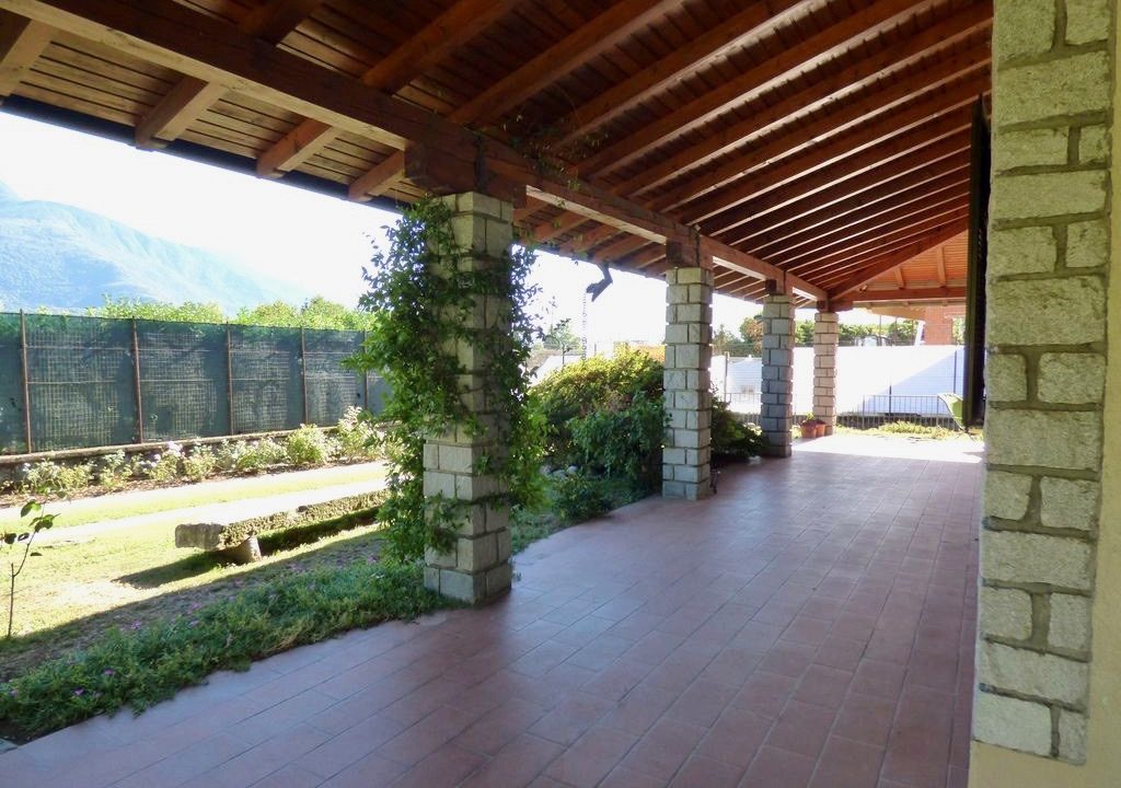 Villa Indipendente Gravedona ed Uniti con portico mq.300