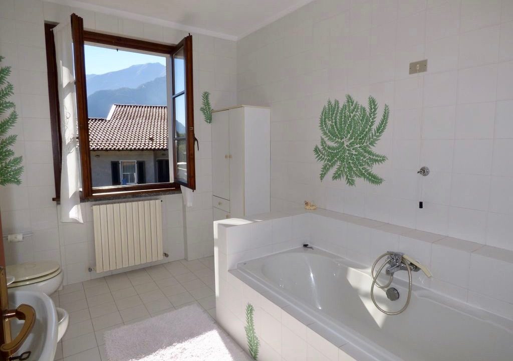 Villa Indipendente Gravedona ed Uniti - bagno con vasca