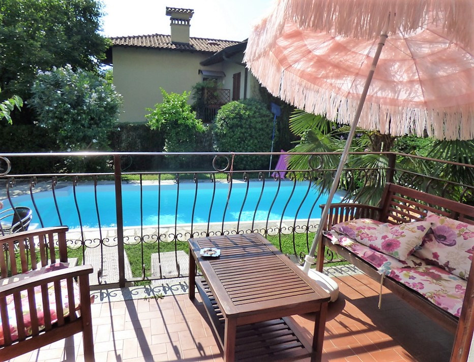 Mezzegra - terrazzo vista giardino e piscina