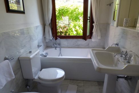 Bagno con vasca -  Appartamento in residence con piscina e giardino (22)