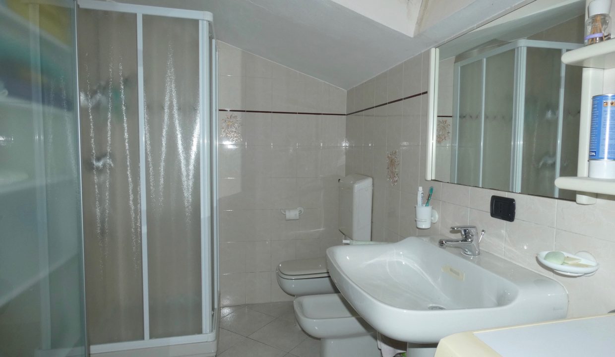 Appartamenti Sorico Lago Como con Giardino - bagno con doccia