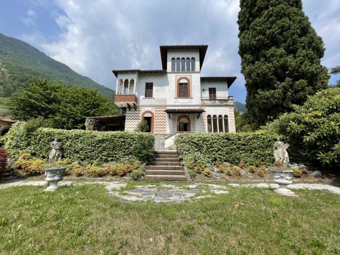 Villa Fronte Lago Como Oliveto Lario con Darsena - facciata