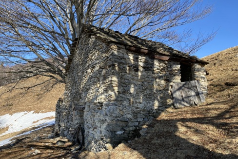 Rustico da Ristrutturare Domaso Collinare