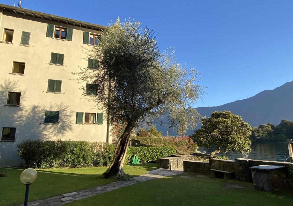 Lago Como Ossuccio Appartamento direttamente a lago con posto Barca, Terrazzo e Giardino