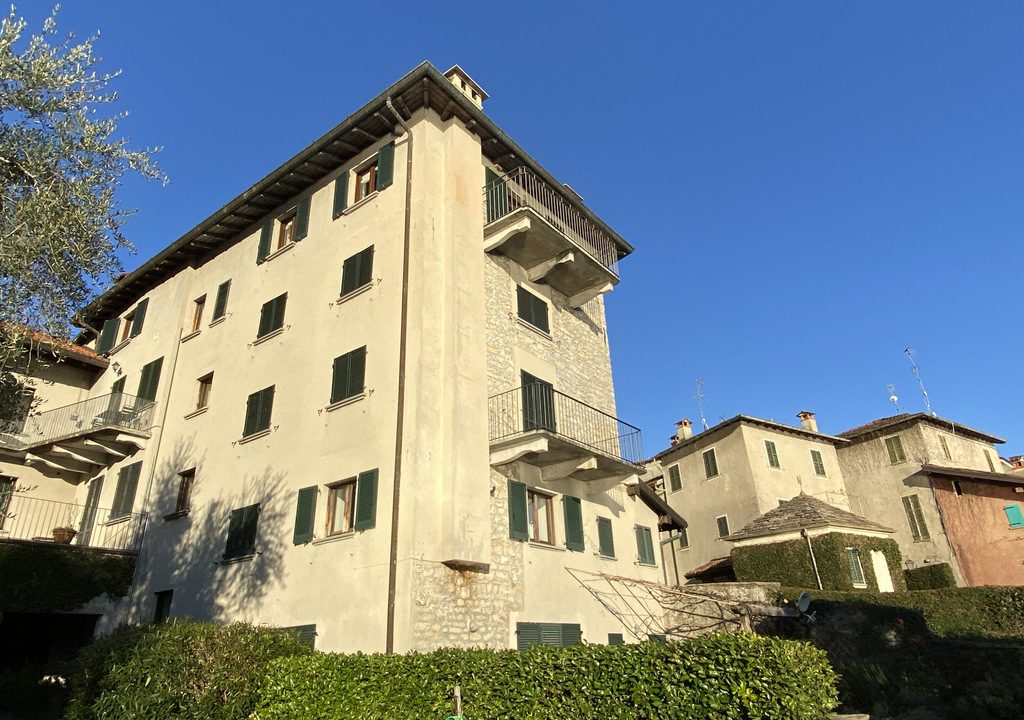 Lago Como Ossuccio Appartamento direttamente a lago con posto Barca, Terrazzo e Giardino