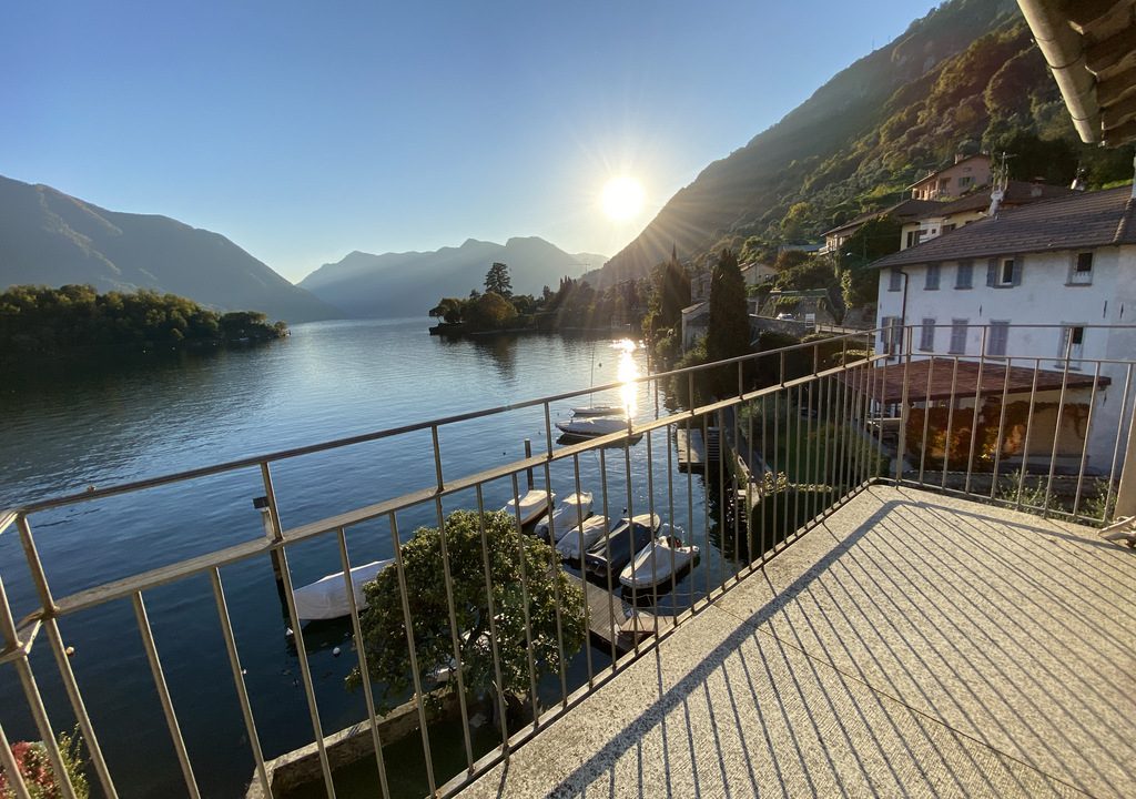 Lago Como Ossuccio Appartamento direttamente a lago con posto Barca, Terrazzo e Giardino