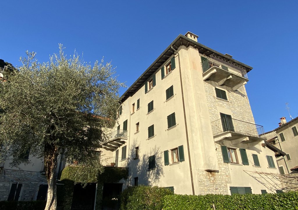 Lago Como Ossuccio Appartamento direttamente a lago con posto Barca, Terrazzo e Giardino