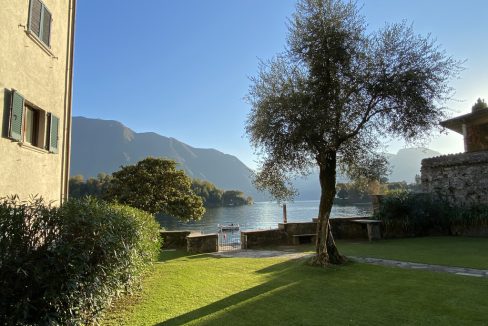 Lago Como Ossuccio Appartamento direttamente a lago con posto Barca, Terrazzo e Giardino