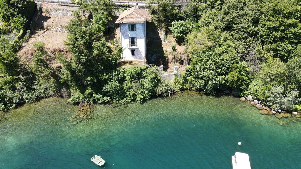 Oliveto Lario Proprietà Fronte Lago Como con Terreno