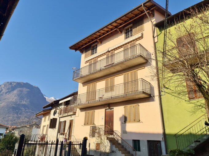Lago Como Dongo Casa con Balconi