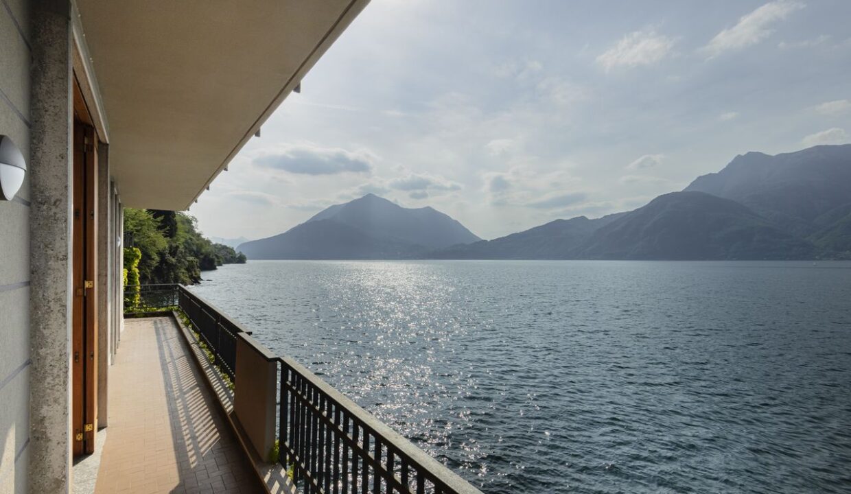 Villa Fronte Lago Como con Giardino Bellano - vista