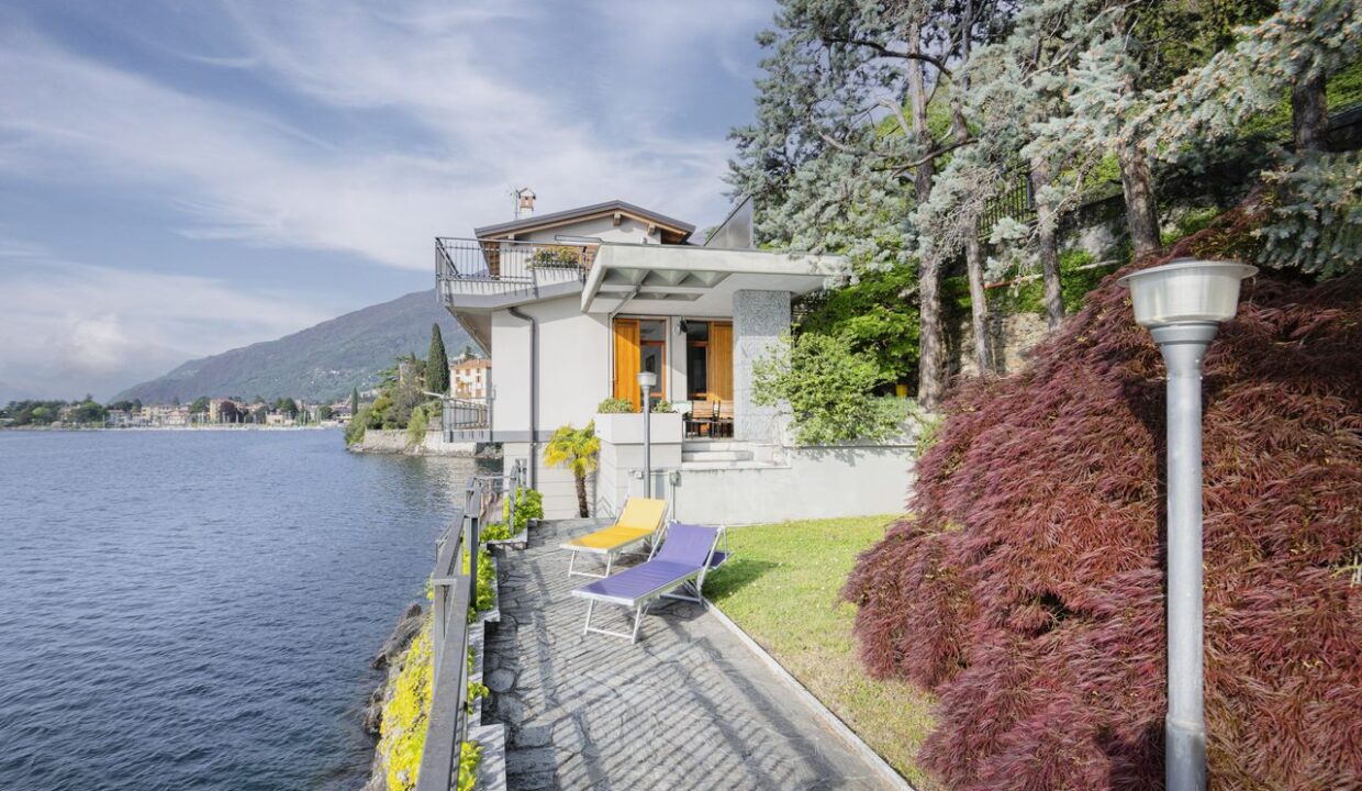 Villa Fronte Lago Como con Giardino Bellano