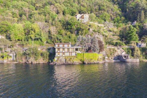Villa Fronte Lago Como con Giardino Bellano