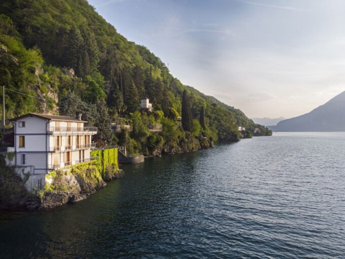 Villa Fronte Lago Como con Giardino Bellano