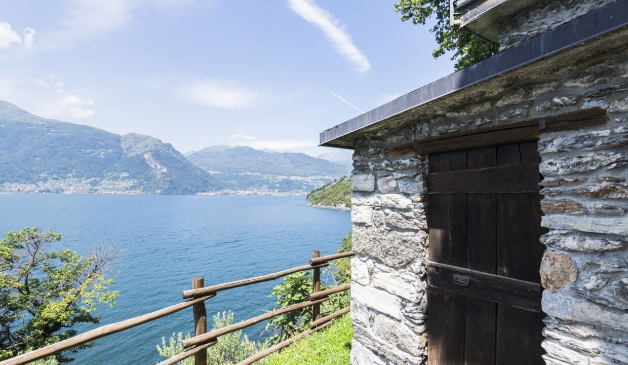 Villa Fronte Lago Como con Terreno - Dorio