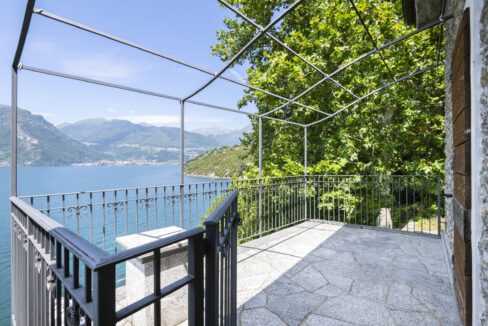 Villa Fronte Lago Como con Terreno - Dorio - terrazzo
