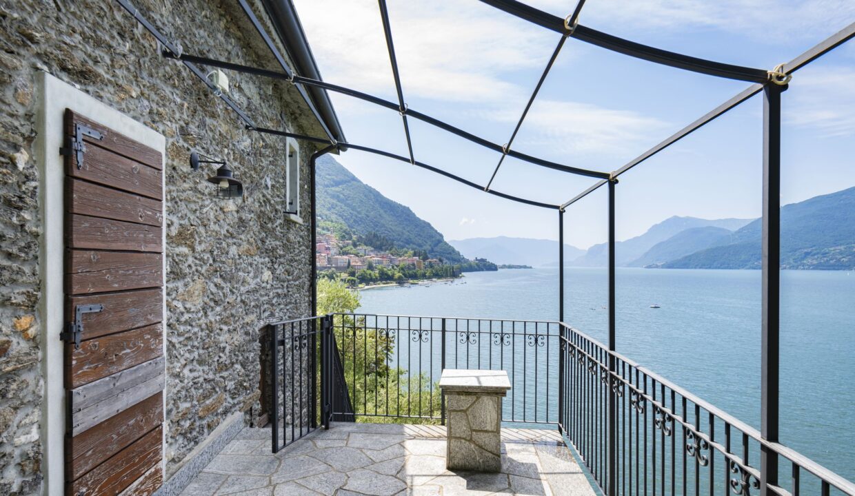 Villa Fronte Lago Como con Terreno - Dorio - terrazzo