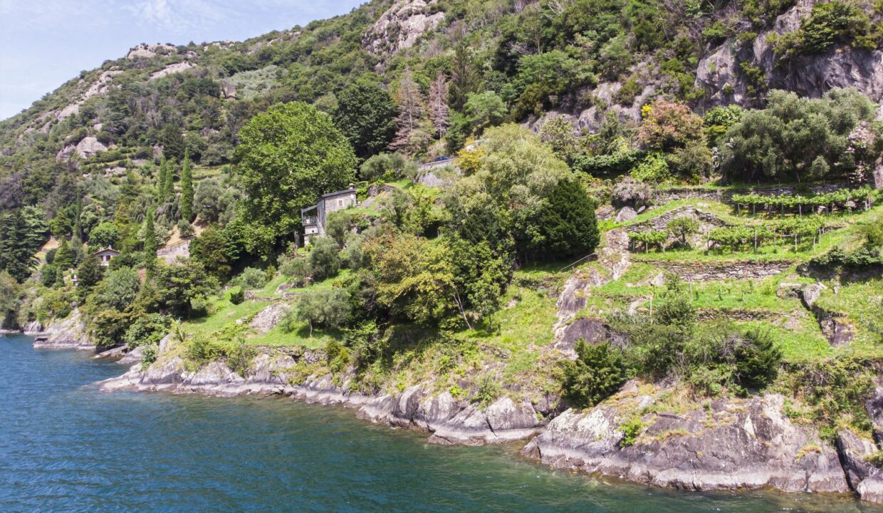 Villa Fronte Lago Como con Terreno - Dorio