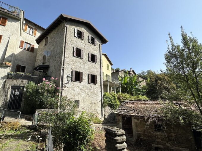 San Siro Casa in Sasso con Terrazzo e Vista Lago Como - facciata