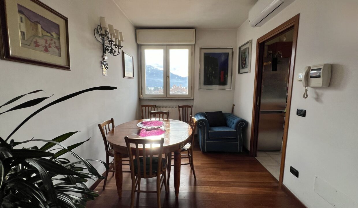 Lago Como Gravedona ed Uniti Appartamento con Terrazzo- soggiorno