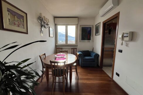 Lago Como Gravedona ed Uniti Appartamento con Terrazzo- soggiorno