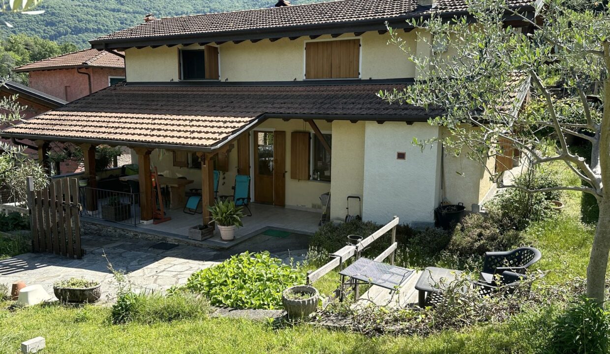 Casa Indipendente Fronte Lago Como Colico con Uliveto