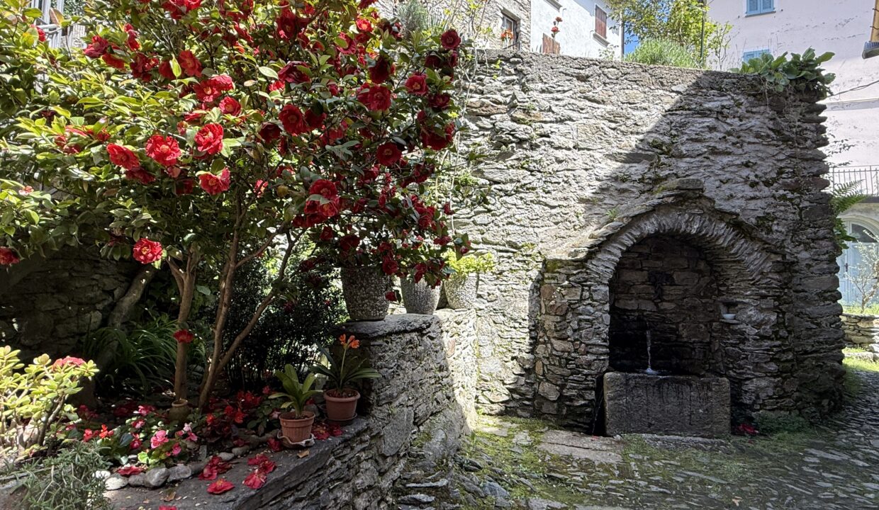 Carcente casa con scorcio lago