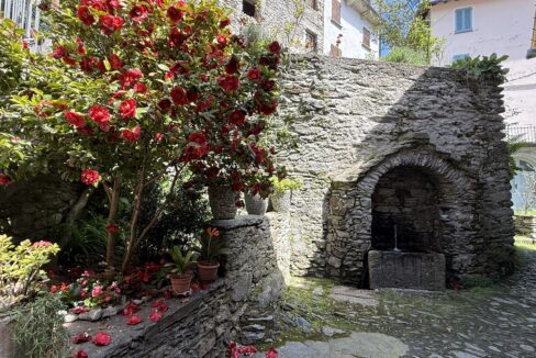 Carcente casa con scorcio lago