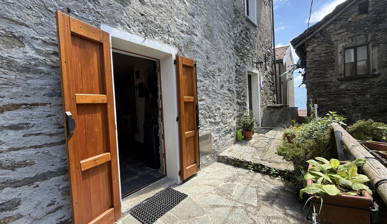 Carcente casa con scorcio lago