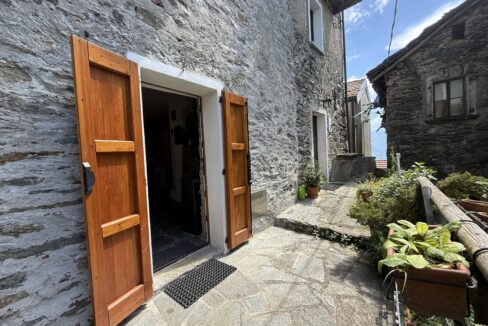 Carcente casa con scorcio lago