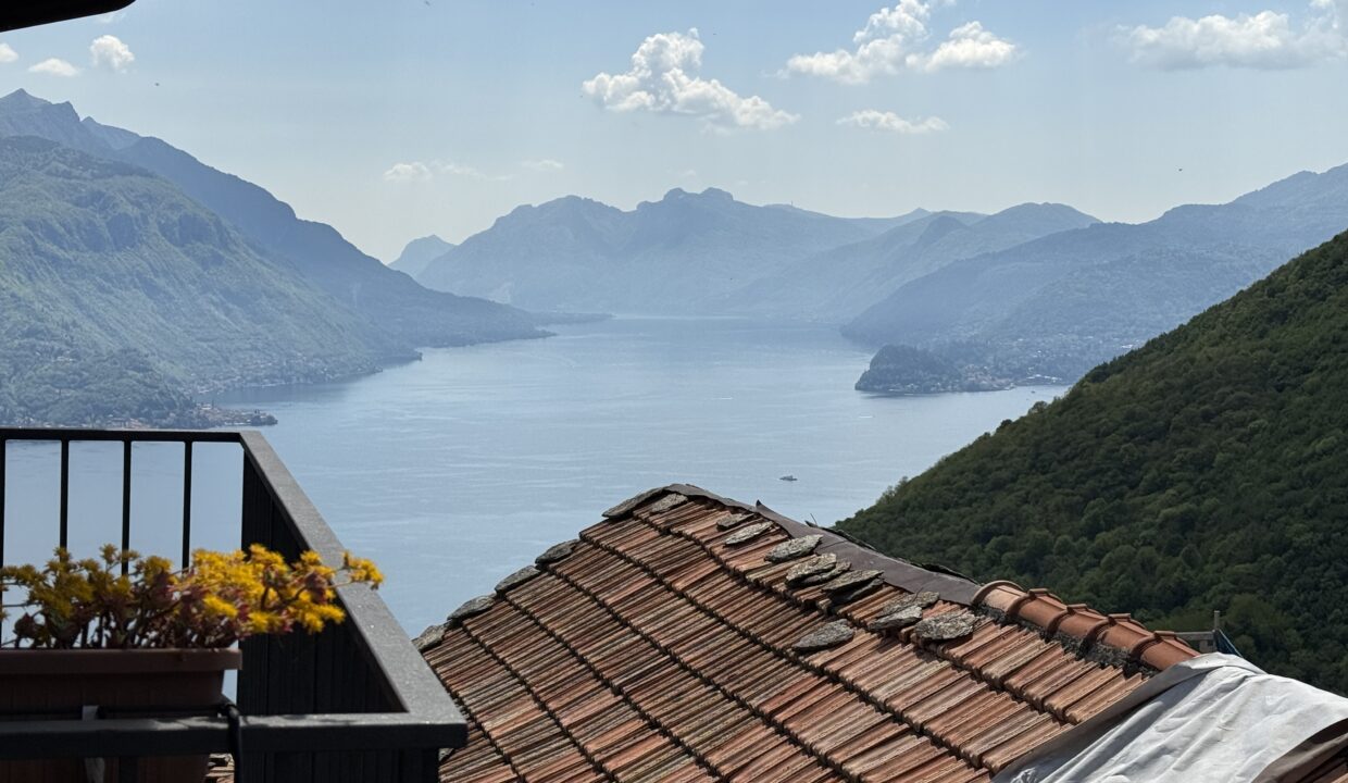 Carcente casa con scorcio lago