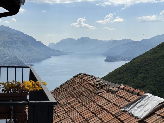 Carcente casa con scorcio lago