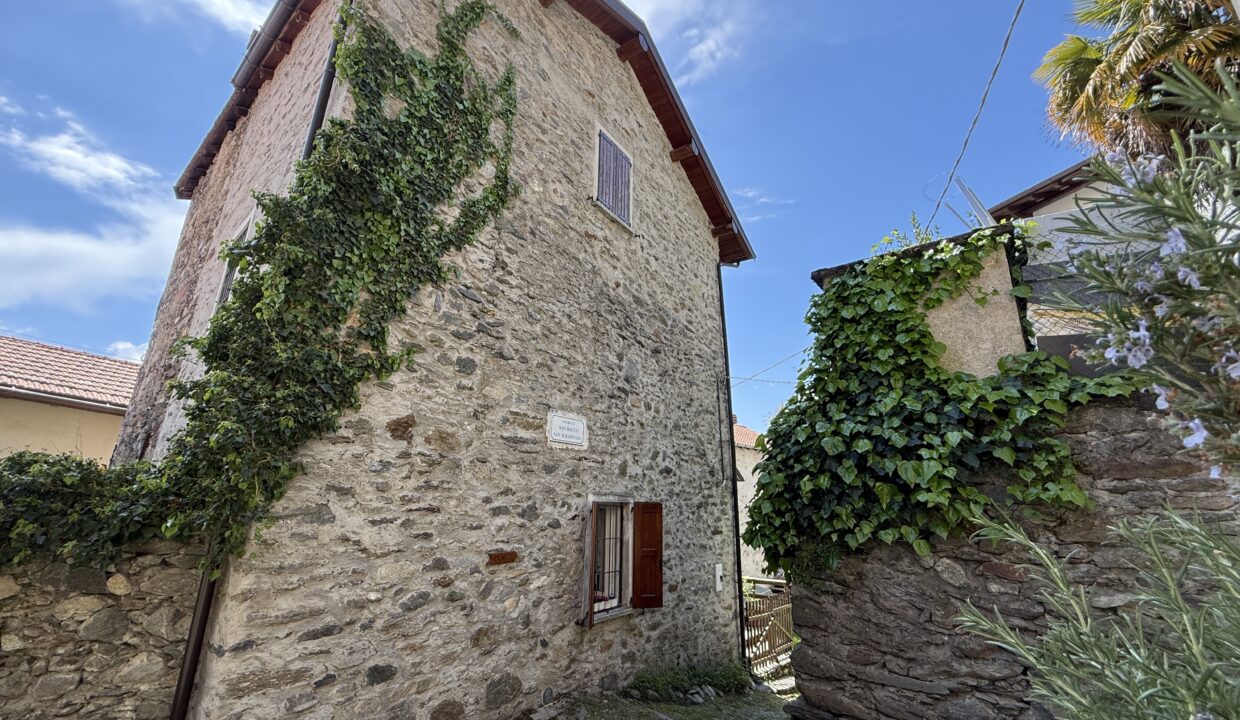 Carcente casa con scorcio lago