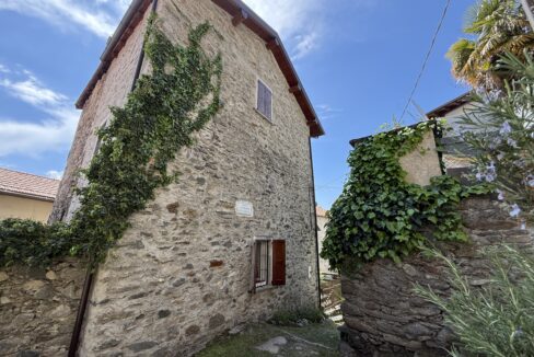 Carcente casa con scorcio lago