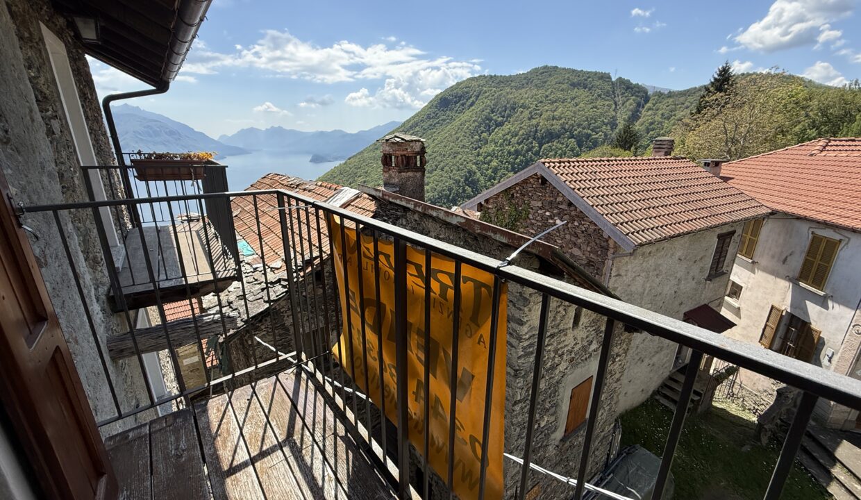 Carcente casa con scorcio lago