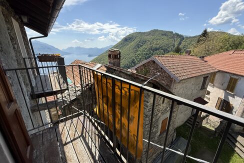 Carcente casa con scorcio lago