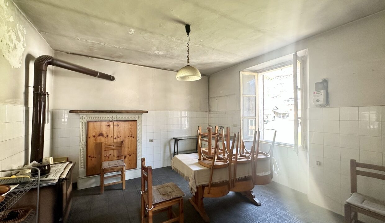 Casa Domaso con Giardino da Ristrutturare