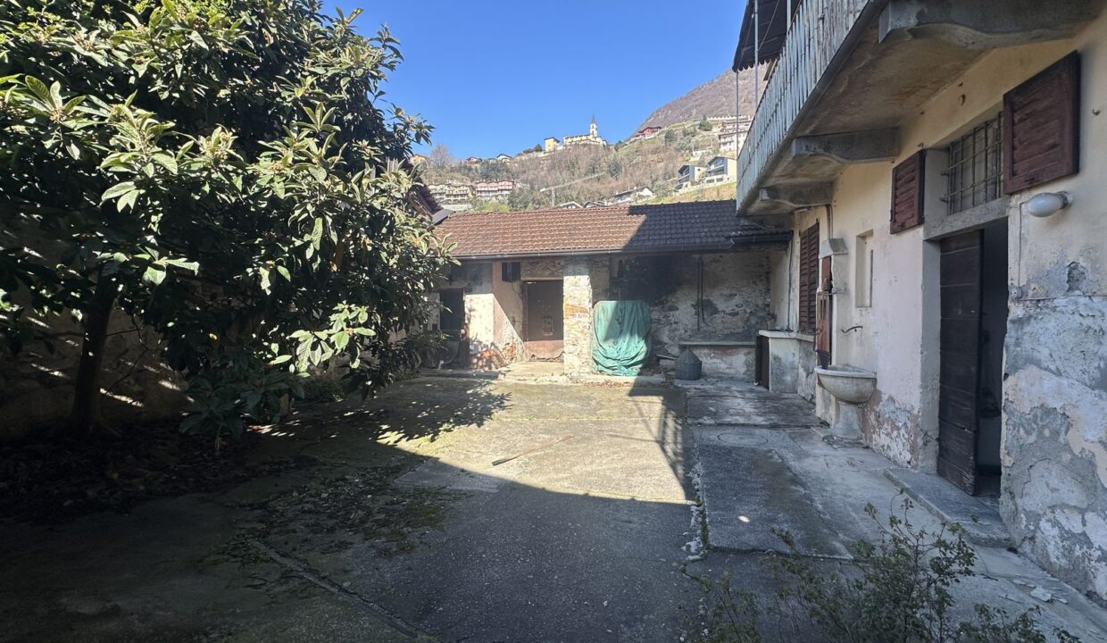 Casa Domaso con Giardino da Ristrutturare