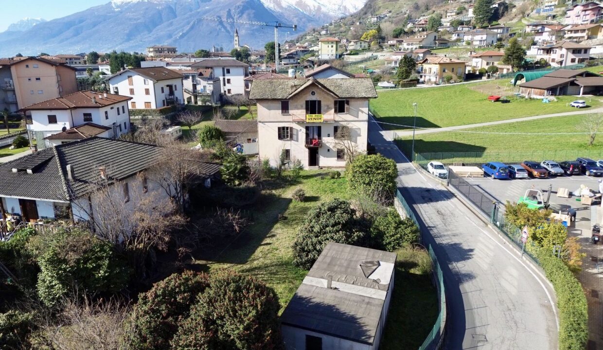 Casa Domaso con Giardino da Ristrutturare