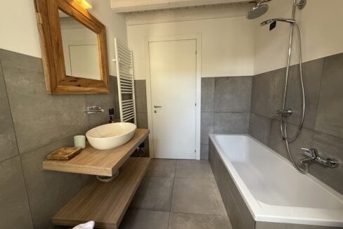 Appartamento In Centro Menaggio con Posto Auto e Piscina24