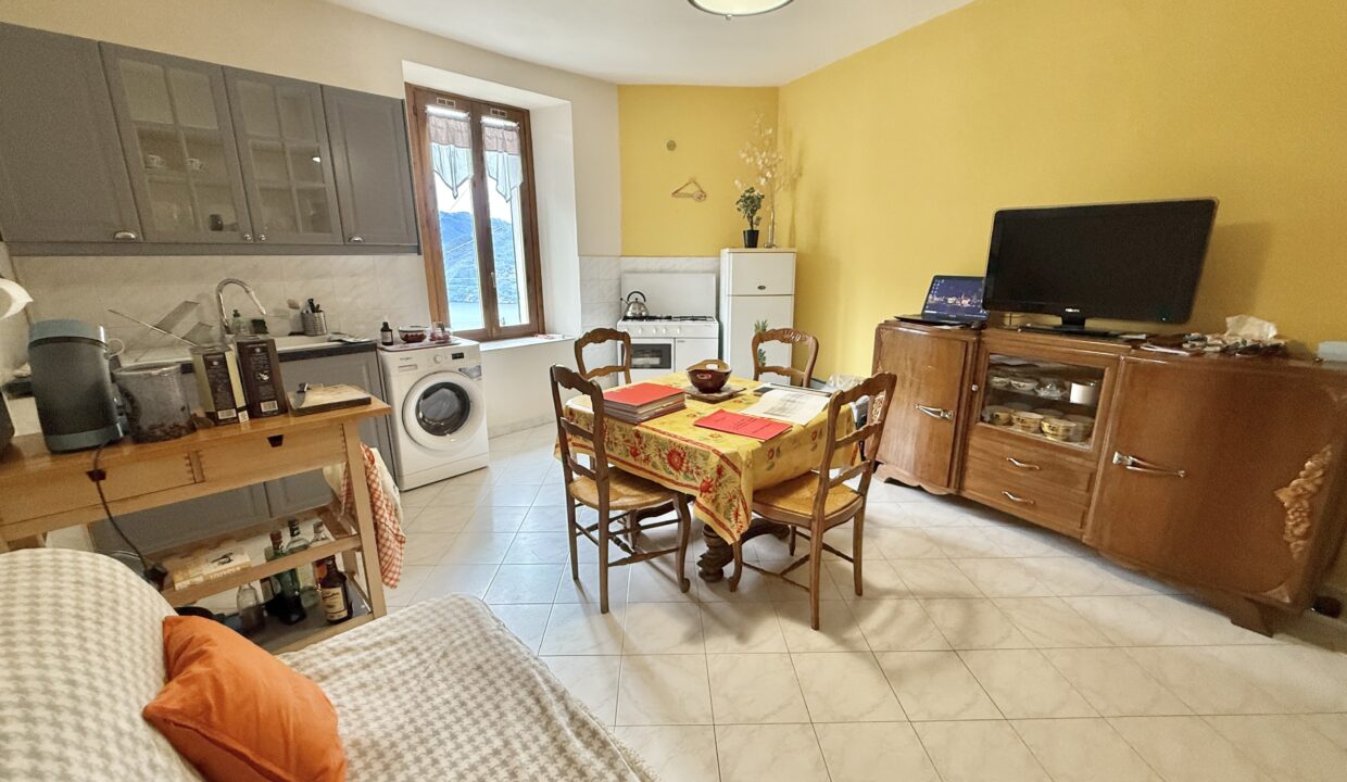 Plesio Porzione di Casa con Balcone e vista lago3