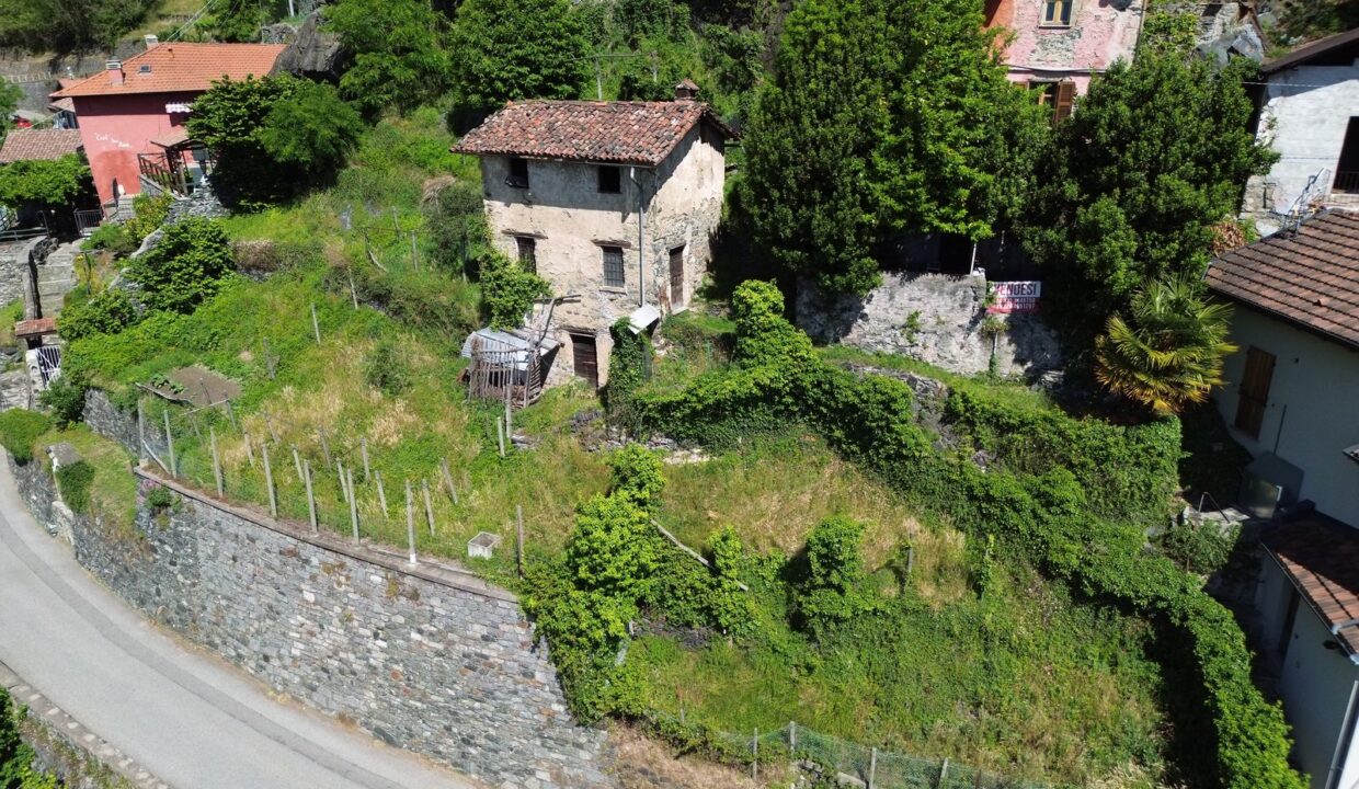 Rustico da Ristrutturare Dongo con Terreno