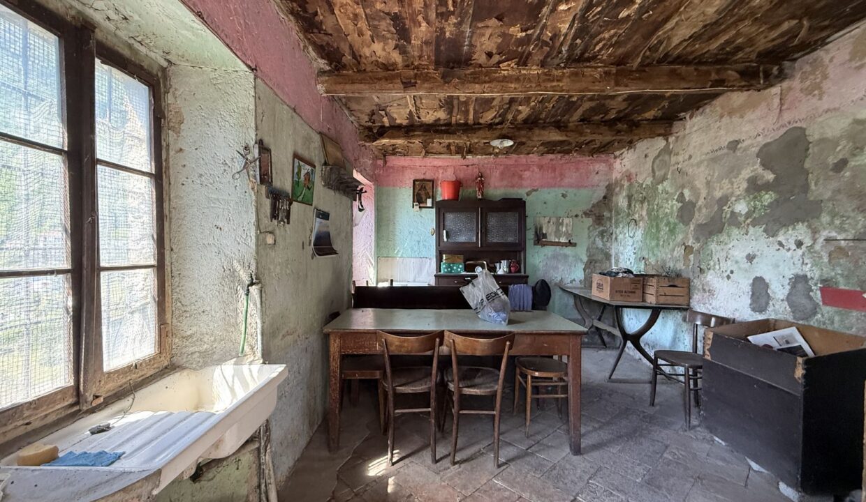 Rustico da Ristrutturare Dongo con Terreno