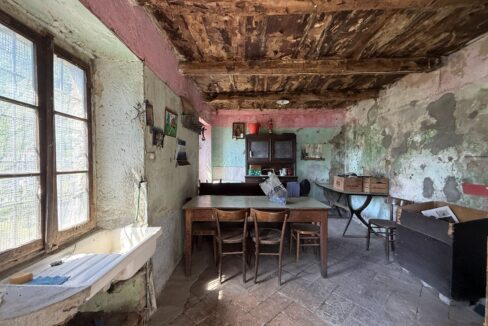 Rustico da Ristrutturare Dongo con Terreno