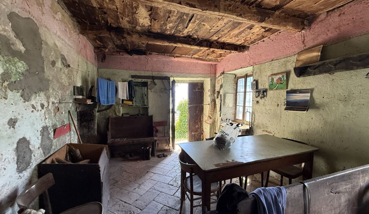 Rustico da Ristrutturare Dongo con Terreno